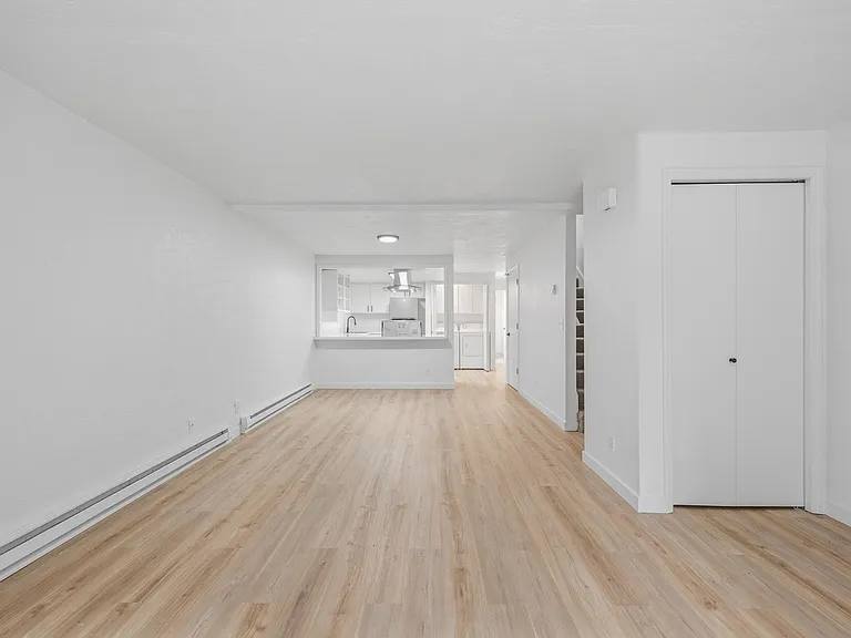 Hilltop Apartments — Photo 23