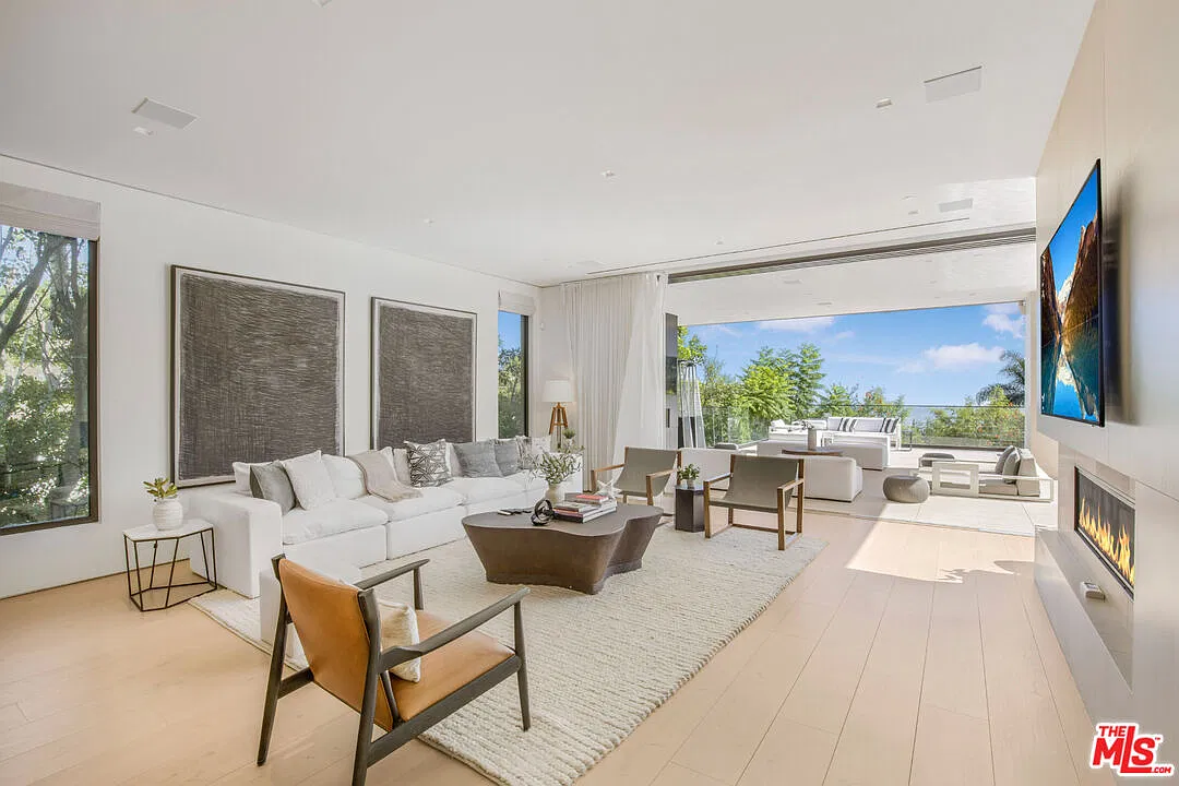 7 bed, 12.0 bath, 12237 sqft, $90,000 — Photo 3
