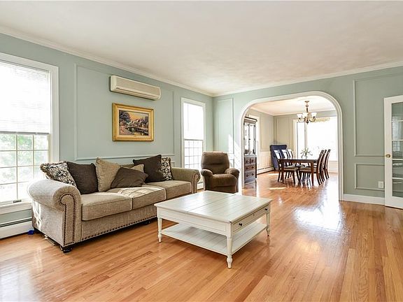 5th image of 143 Winsor Ave
