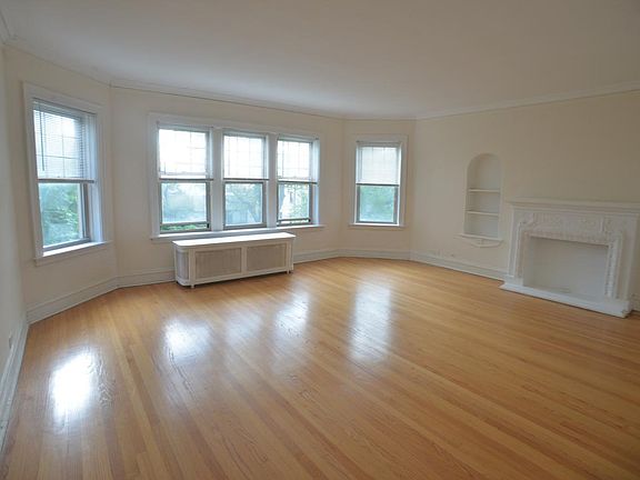 3rd image of 6141 N Francisco Ave #3N