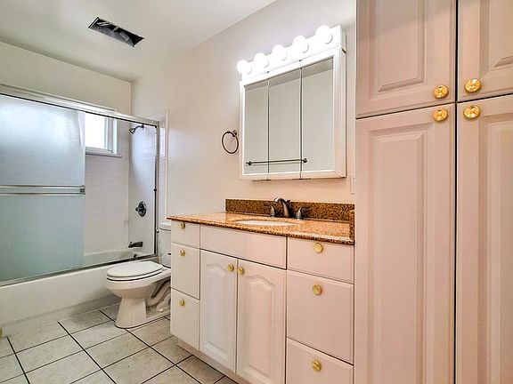 5th image of 890 Burbank Dr APT 2