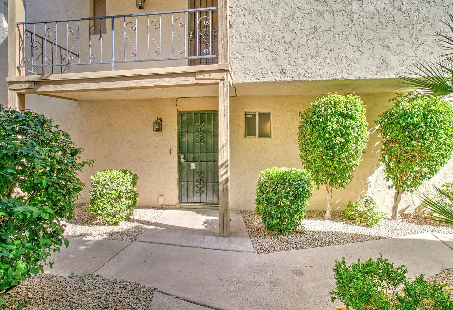 2 bed, 1.5 bath, 1114 sqft, $2,300 — Photo 2