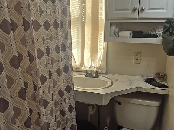 5th image of 633 Manor St