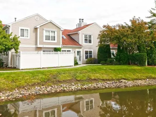 290 Le Parc Cir, Buffalo Grove, IL 60089