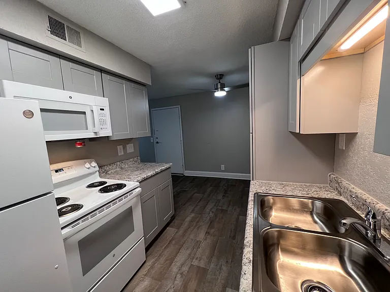 Bell Hollow Apartments — Photo 26