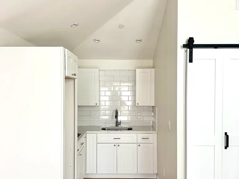 36 Walnut St #R — Photo 2