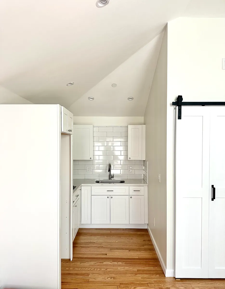Building Photo - 36 Walnut St #R