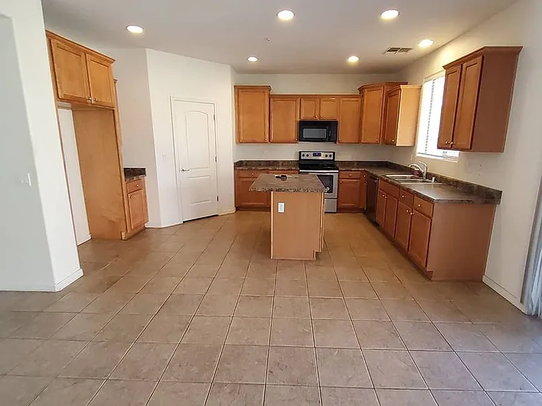 8998 W Plum Rd — Photo 4