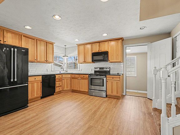 5th image of 35 E 17th St