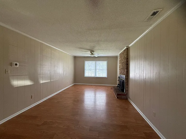 411 Greenbriar Dr — Photo 3