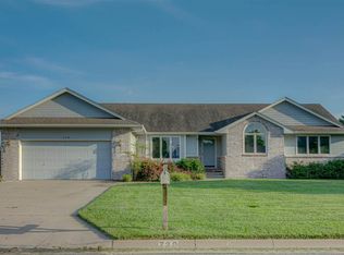 720 Meadowlark Ln, Newton, KS 67114