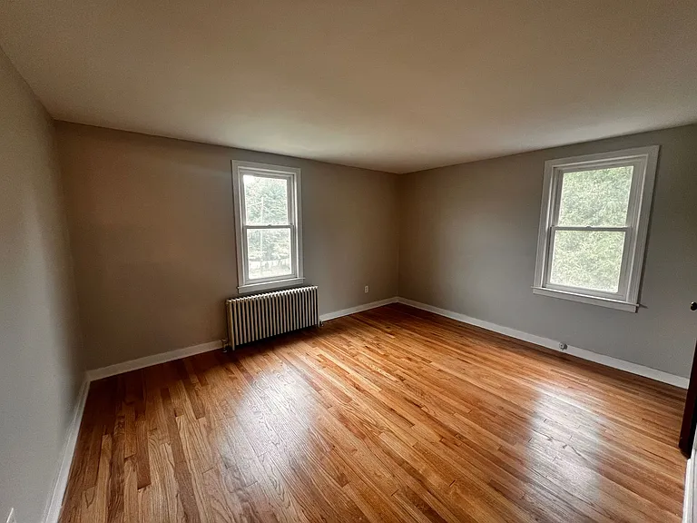 325 Kenwood Ave — Photo 4