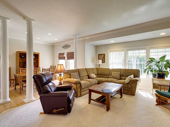 3rd image of 9 Parkwood Cir