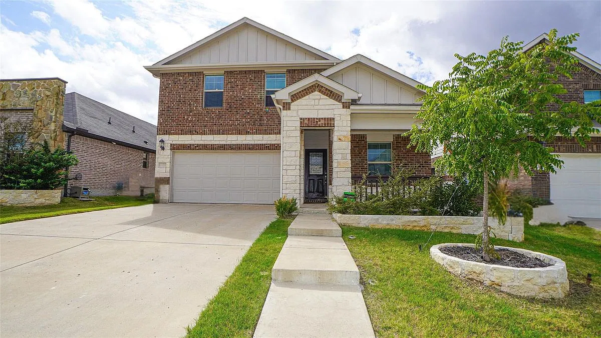 4 bed, 2.5 bath, 2647 sqft, $2,500 — Photo 1