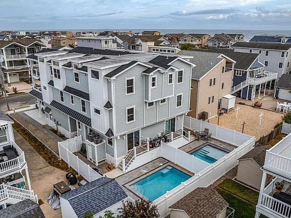 4th image of 16 67th St W #Sea