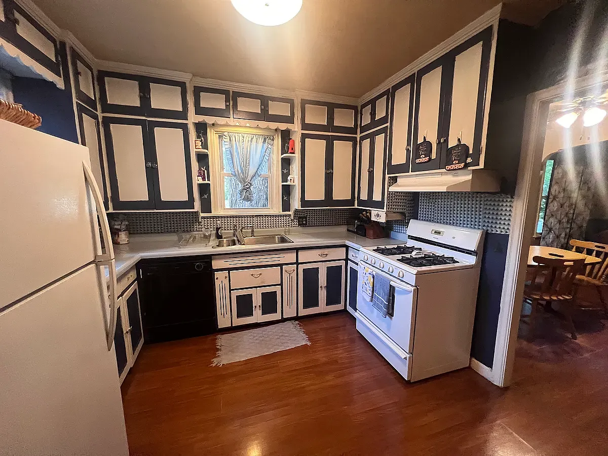 317 Central Dr W — Photo 3
