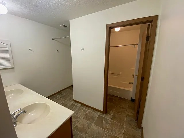 4 bed, 1.5 bath, 900 sqft, $1,300 — Photo 2