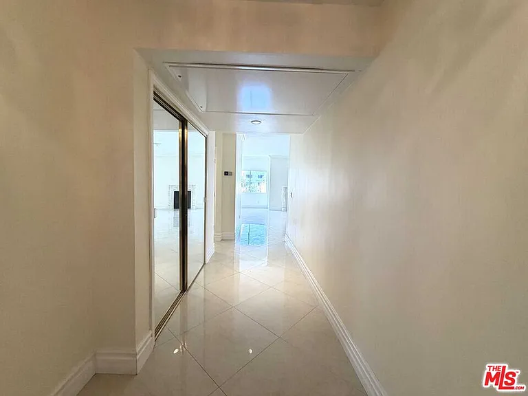 121 S Palm Dr #404 — Photo 6