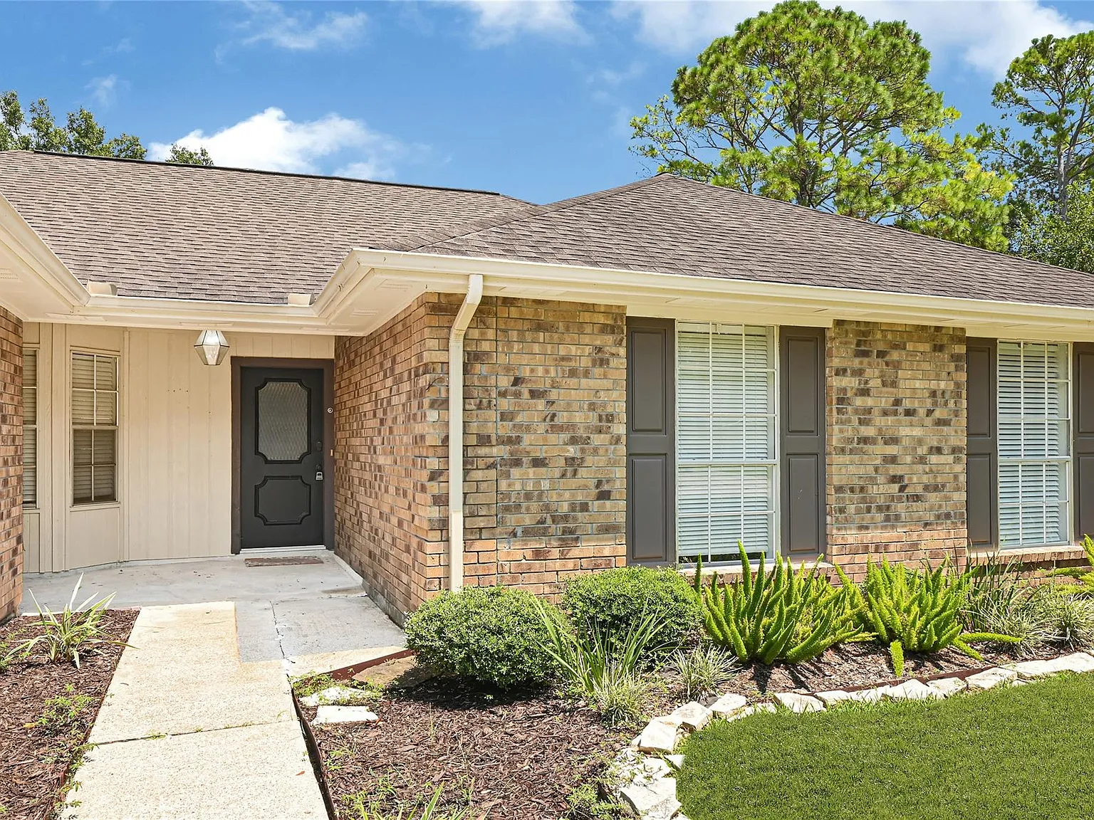 4 bed, 2.0 bath, 1708 sqft, $2,400 — Photo 3