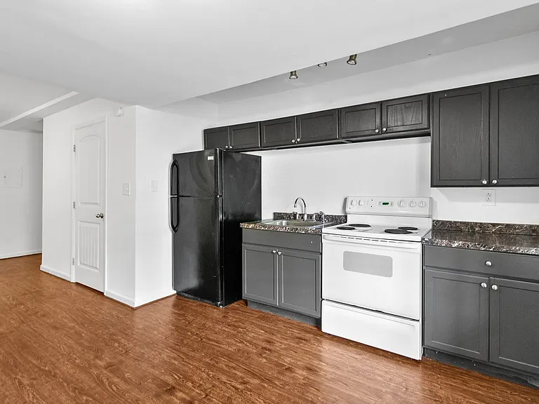 5th Avenue Apartments — Photo 11