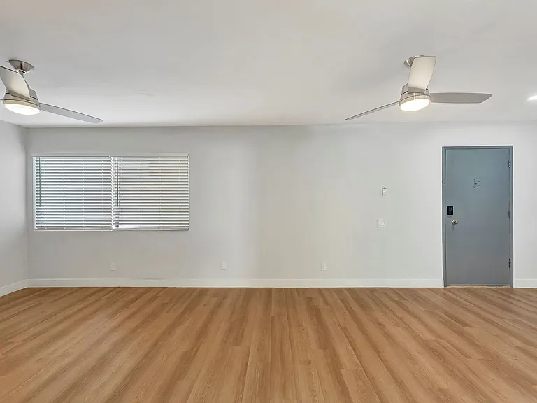 Palm View Village Inglewood — Photo 11