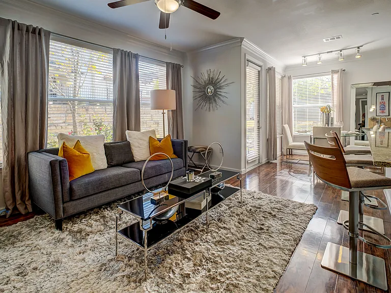 Berkshire Lakeway — Photo 19