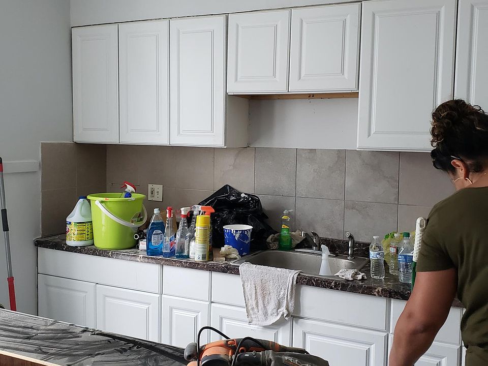 1st image of 474 Leslie St APT 2