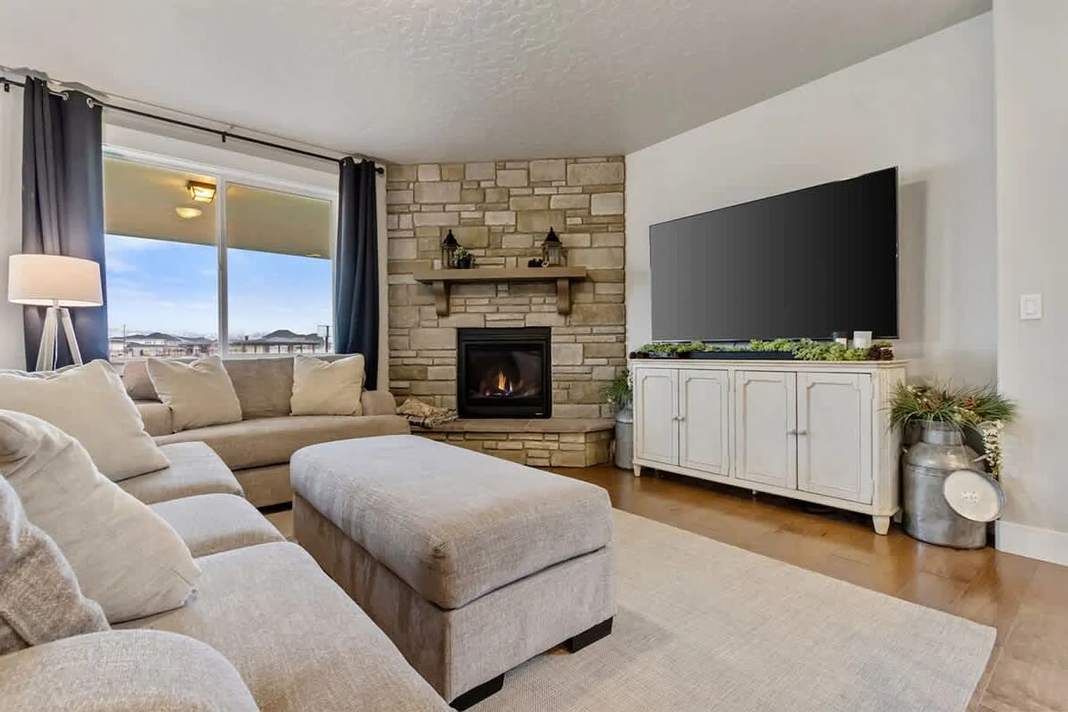 5 bed, 3.0 bath, 925 sqft, $11,415 — Photo 2