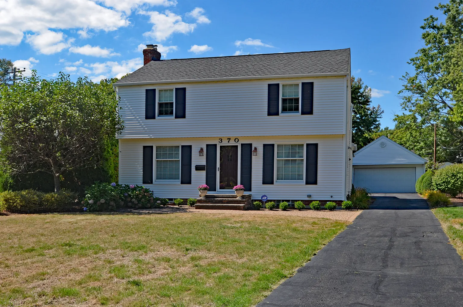 370 Lake Forest Dr photo 1