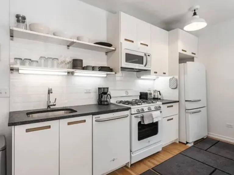 1219 W Gunnison St #1R — Photo 2