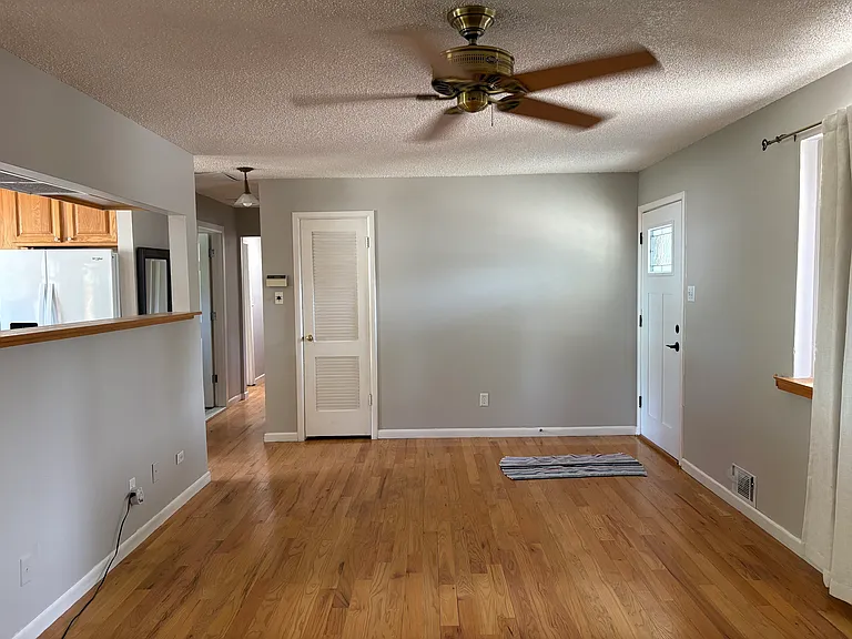 Livingroom - showing front entry