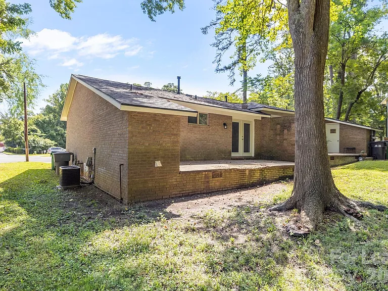 3315 Erskine Dr — Photo 7