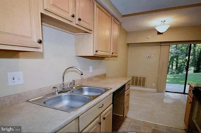 2 bed, 2.0 bath, 894 sqft, $2,100 — Photo 4