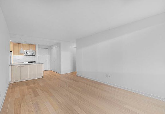 5th image of 1 Columbus Pl APT N35e