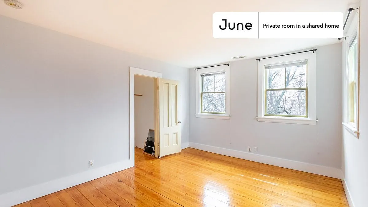 Queen bedroom in 5 bed/2.5 bath home in Newton Corner #1463 B — Photo 3