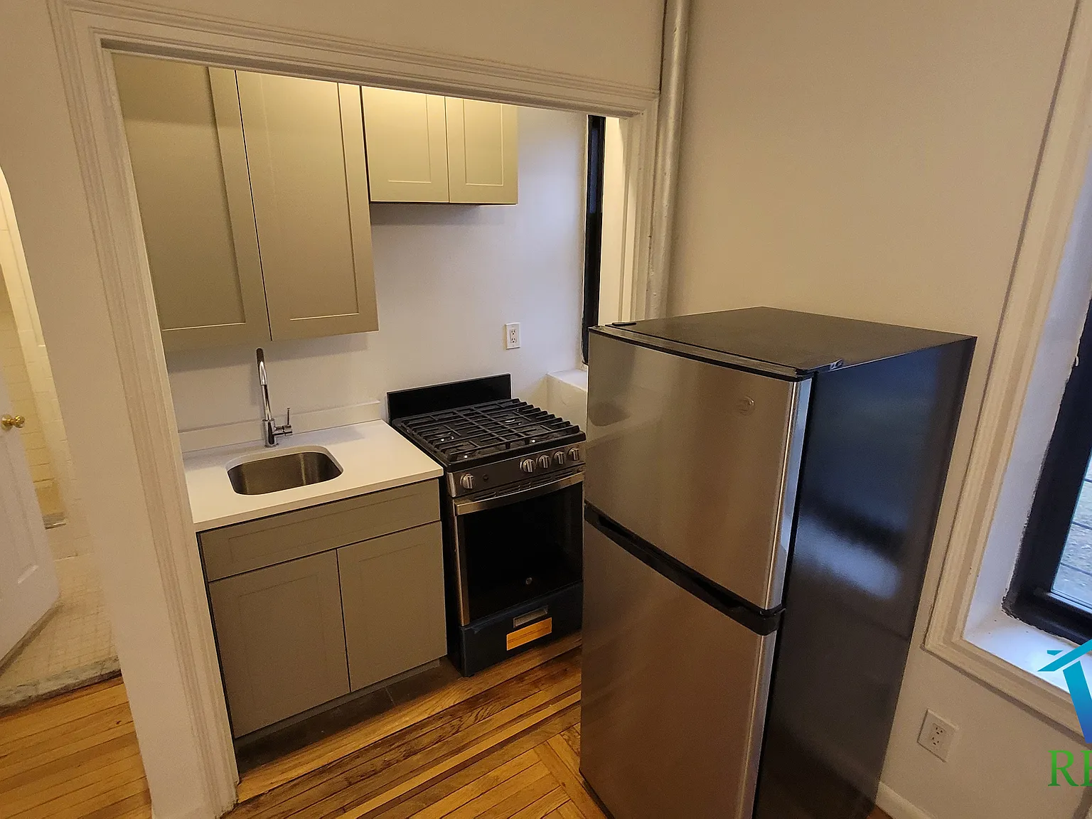 Studio, 425 sqft, $1,595 — Photo 3