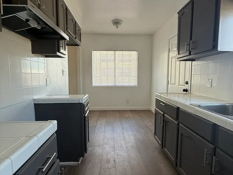 934 W 84th St #6 — Photo 4