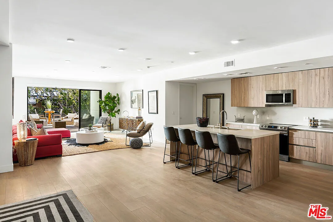 3 bed, 3.5 bath, 2530 sqft, $10,000 — Photo 3