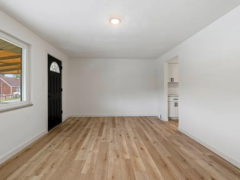 131 S Joslyn Dr — Photo 4