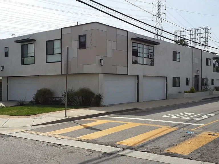 2500 Mathews — Photo 10