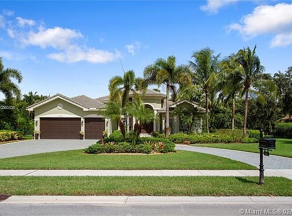 GORGEOUS HOME ON THE ROUNDABOUT OF THE REDBERRY STREET......LOTS OF PARKING IN THIS HUGE CIRCULAR DRIVEWAY AND 3 CAR GARAGE!