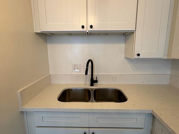 5th image of 1171 N Kenmore Ave #17