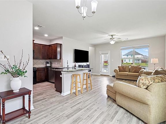 5th image of 125 E Lake Ct