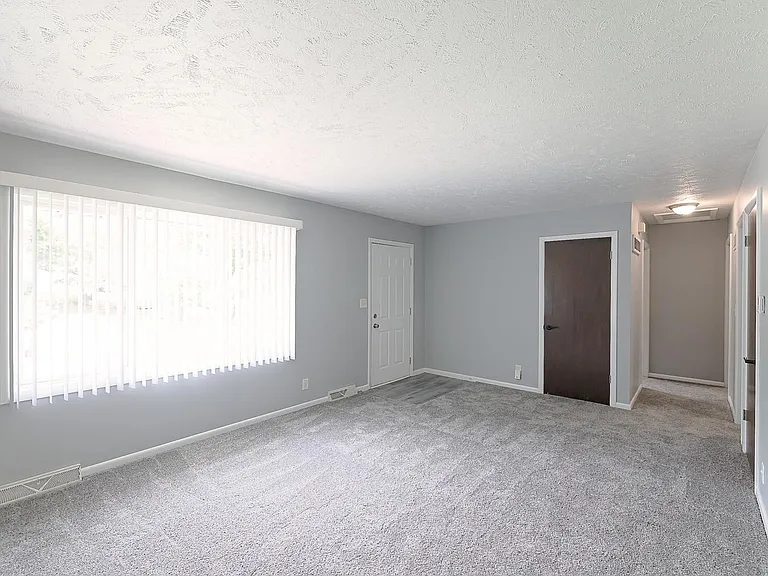 1025 Kent St — Photo 3