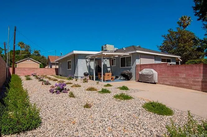 20557 Hart St — Photo 5