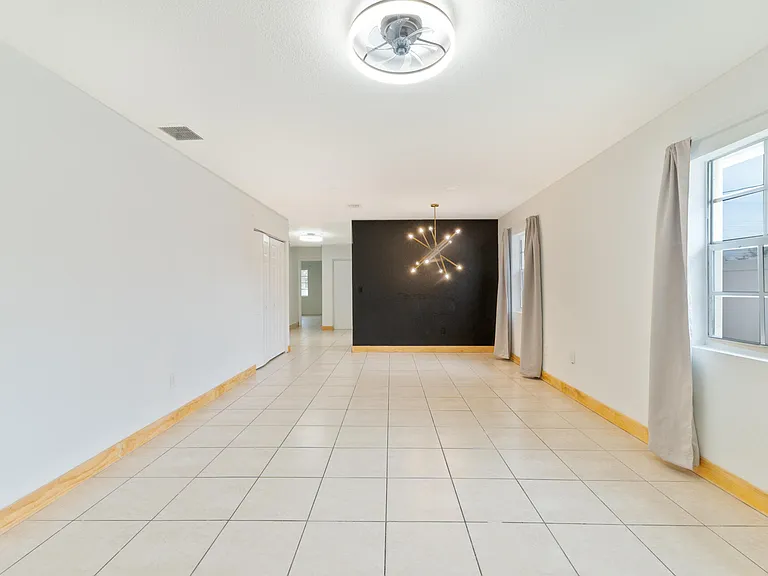 289 SW 3rd Ct — Photo 4