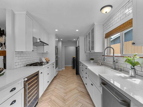 3rd image of 2068 Catalina Blvd