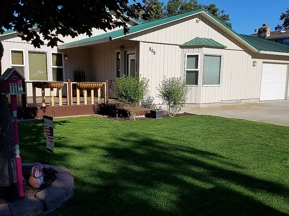 Front yard w/deck