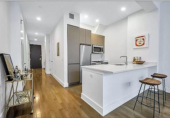 3rd image of 321 W 37th St #6K