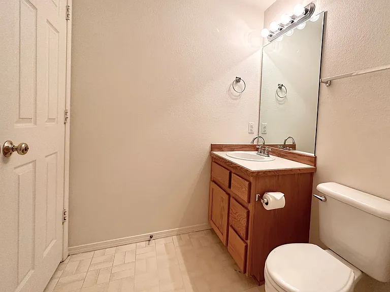 940 NW Oak Ln — Photo 9